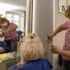 Seit diesem Montag haben die Friseure wieder offen. Die Würzburger Friseurmeisterin Angelique Vanselow schneidet einer Kundin unter Einhaltung der Abstands- und Mundschutzpflicht die Haare.