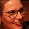 Bei den Poetry-Slam-Workshops vermittelt die Profi-Slammerin Pauline Füg jungen Menschen online, wie man Texte schreibt und sie vorträgt.