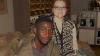 Auf den Kaffeesäcken in der Kleinen Kaffeerösterei sitzen: Kesse, FHWS-Student aus Ghana, und Anika Peter, die SAG-Autorin.
