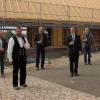 Beim Gemeindehaus-Richtfest im kleinen Rahmen stießen (von links) Architekt Georg Redelbach, Baumeister Bernhard Frank, Zimmerermeister Michael Bayer, Kirchengemeinde-Vertrauensmann Gunther Klatt, Dekan Ivo Huber, sowie Willi Albrecht und Helmut Meyer vom Bauausschuss auf der fertigen Rohbau an.
