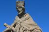 Der Brückenheilige Johannes Nepomuk auf der Nassachbrücke in Haßfurt. Seine Kennzeichen: Birett als Kopfbedeckung, prachtvoll gestaltete Domherrnkleidung, das Kruzifix in den Händen.