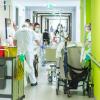 Eine Frühschicht auf einer Station im Leopoldina Krankenhaus in Schweinfurt. Für die Zukunft hat die Geschäftsführung der Klinik beschlossen, alle Patienten auf Covid-19 testen zu lassen.