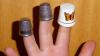 Die alten Fingerhüte aus Metall haben längst ausgedient. Sammlerstücke wie das rechts im Bild werden auch aus Kunststoff hergestellt.