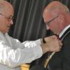 Ratsmitglied Klaus Dünisch legte dem neuen Pfarrweisacher Bürgermeister Markus Oppelt nach der Vereidigung die Bürgermeisterkette um.