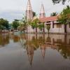 Starkregen hat die Fläche vor der Kirche und dem Pfarrhaus von Pfarrer Gabriel Gnanathiraviam in Palanganatham unter Wasser gesetzt. Eine weitere Belastung für die ohnehin schon arme Gemeinde. Starkregen hat die Fläche vor der Kirche und dem Pfarrhaus von Pfarrer Gabriel Gnanathiraviam in Palanganatham unter Wasser gesetzt. Eine weitere Belastung für die ohnehin schon arme Gemeinde.