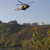 Übung zur Brandbekämpfung: Unterhalb der Vogelsburg ist der Hubschrauber der Bundeswehr im Anflug, um im Main den Behälter mit Wasser zu befüllen.