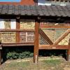 Linus Ziegler vor seinem Vier-Sterne-Plus Insektenhotel in Burglauer. Von dem 15-Jährigen selbst geplant und gebaut. Die Wildbienen und Insekten freut es.