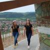 Die fränkische Weinkönigin Carolin Meyer und die Hammelburger Weinprinzessin Louisa Silberbach erkundeten den Terroir-f-Punkt über Hammelburg.