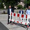 Der neue Parkplatz an der Langen Gasse ist ein Beitrag zur Entschärfung der Verkehrssituation im Giebelstadter Ortskern. Im Bild von links: Bürgermeister Helmut Krämer, Bauingenieurin Roswitha Peters, Andreas Oechsner von der ausführenden Firma Pflanze und Garten in Marktheidenfeld, Bauamtsleiter Stefan Schirm und Landschaftsarchitekt Wolfgang Leimeister.