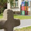 Auf der Freifläche vor dem Fränkischen Bildstockzentrum Egenhausen weist nicht nur dieses Sühnekreuz auf die Marterli hin, hier starten auch die drei Bildstock-(Rad-)Wanderrouten.