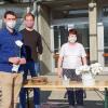 Vor dem Kindergarten Sankt Johannes warten mit Blumen (hinten von links) Kindergartenleiter Michael Radtke, Gemeindereferentin Erika Gerspitzer und Pfarrer Gerhard Spöckl. Links vorne ist der Vater eines Kindergartenkinds.