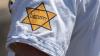 Bayerns Justiz will hart gegen antisemitische Straftaten vorgehen. Doch selbst der Missbrauch des "Judensterns" auf Anti-Corona-Demos wie hier am 16. Mai in Frankfurt ist für die Staatsanwaltschaften nicht leicht zu verfolgen.