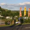 Noch wehen die Fahnen des Discounters Norma im Wind, doch seine Tage in Zellingen dürften gezählt sein. Statt dessen soll in Blickrichtung hinter den Fahnen, also zwischen Würzburger Straße und dem Radweg am Main, eine neue Filiale von Netto Marken-Discount entstehen.