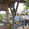Eine neue gastronomische Attraktivität Veitshöchheims ist der Biergarten mit der historischen Weinpresse aus dem Jahr 1867, den der neue Gastronomie-Pächter der Mainfrankensäle Oliver Anim (links) eröffnete. Weiter im Bild sein Küchenchef Dirk Rieber (Mitte) zusammen mit Bürgermeister Jürgen Götz.