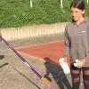 Desinfektionsmittel auf den Speer: Kayra Toka von der LG Main-Spessart versprüht die Flüssigkeit auf ihr Sportgerät.