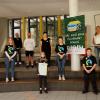 Stellvertretend für die Schulfamilie nahmen die Auszeichnung als "Fair-Trade-Schule" mit Stolz entgegen: Bürgermeister Michael Ziegler und Konrektorin Cornelia Heid (von rechts) sowie Songwriter Toni Martin (links) mit Schülern und Gästen.