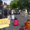 Platz nehmen auf Asphalt: Die vierte Corona-Meditation fand auf dem Volksfestplatz statt.