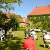 Den ersten gemeinsamen Gottesdienst nach der coronabedingten Pause veranstaltete die evangelische Kirchengemeinde im Park des Zeilitzheimer Barockschlosses.