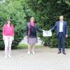 Marcus Wirthwein (Zweiter von rechts) übergibt den Technik-Baukasten an Schulleiterin Christiane Ballas-Mahler (Dritte von links) und Lehrer Peter Weidt (rechts). Mit auf dem Bild (links) sind Heike Rösch und Birgit Haas vom Förderverein des Gymnasiums.