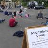 Fand am Samstag wieder auf dem Volksfestplatz statt. Die Coronademo mit abschließender Meditation.