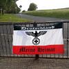 Reichskriegsflagge an einem Gartentor in Hesselbach. Ein Unbekannter brachte sie an, nachdem der Hauseigentümer der Mutter seines Schwiegersohnes bei ihrem ersten Besuch mit dem Hissen einer türkischen Flagge in seinem Garten eine Freude machen wollte.