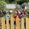 Ein paar Biertischgarnituren, ein selbst gezimmerter Zaun, ein paar Bäumchen als Dekoration – fertig ist der Biergarten der Fußballabteilung des ESV Gemünden.