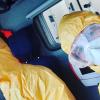 BRK-Rettungsdienst mit Covid-19-Schutzanzug im Einsatz: Das kann körperlich ganz schön anstrengend werden.    