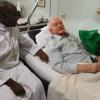 Abt Placidus Mtunguja besucht Pater Witmar Metzger nach dem Überfall im Krankenhaus.