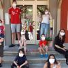 Kinder aus dem Kinderheim Nicolhaus posieren mit den gespendeten Masken.