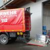 Kreisbrandmeister René Herbert belädt im Feuerwehrzentrum Klingholz einen Lkw mit Desinfektionsmittel.