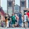 Bei schönem Wetter wird es auf der Alten Mainbrücke voll.