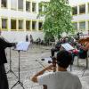 Der "Blaue Eumel", ein Musik-Oldtimer mit Künstlerensemble, kam in den Innenhof der Caritas-Geschäftsstelle für ein Festkonzert zum 100-jährigen Bestehen.