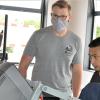 Die ersten Kunden sind da: Trainer Eik Döllner (mit Maske) weist einen jungen Mann in das moderne Trainingsgerät ein.