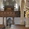 Sauber und hell strahlt das Kirchen-Innere. Nach fünfzig Jahren hat das Gotteshaus wieder einen Mittelgang, das Taufbecken wurde in den Eingangsbereicht (hinten) versetzt.