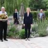 Detlev Münz freut sich über die Dankesworte, Geschenke und Blumen. Die Gratulanten (von links): Verwaltungsleiter Michael Pfab, Geschäftsführerin Eva von Vietinghoff-Scheel, Personalleiterin Juliane Selsam, Geschäftsführer Prof. Alexander Schraml und Landrat Thomas Eberth. 