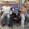 Die "Drei Goldjungs" (von links): Wolfgang Betz (Garagenweingut Betz), Thomas Lange (Weingut Lange - Schloss Saaleck) und Matthias Popp (Bioweingut Bausewein) freuen sich auf die Bio-Weinprobe daheim.