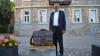 Bürgermeister Peter Kraus hat den Schulranzen schon einmal in der Nähe der alten Schule in Mainbernheim platziert, an der das Objekt des Gedenkens an die Deportation von Schülern erinnern soll.