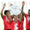 Deutscher Meister 2020, FC Bayern Muenchen, v.l. Alphonso Davies, Joshua Zirkzee, Trainer Hans-Dieter "Hansi" Flick mit Meisterschale, Jerome Boateng.