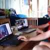 Das Foto zeigt MAK-Leiter Uwe Breitenbach und Leitungsteammitarbeiter Jens Breitenbach beim Online-Spiele-Nachmittag im heimischen Wohnzimmer.