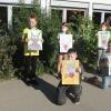 Ein Stillstand kann allerlei kreative Momente auslösen. So kamen die Viertklässler der Malbach-Grundschule auf die Idee, "Corona-Monster" zu gestalten. Im Beisein von Klassenleiterin Susanne Jessat (rechts) und Schulleiterin Ute Bach-Schleicher (links) präsentierten einige Schüler ihre papierenen Monster der Öffentlichkeit.