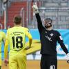 Kickers-Keeper Vincent Müller zeigt seinen Mannschaftskameraden Maximilian Breunig und Sebastian Schuppan (von rechts), wohin es gehen soll für die Rothosen: nach oben!