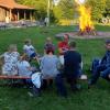 Nach dem Gottesdienst zum 50. Jubiläum der Deutschen Pfadfinderschaft Sankt Georg in Euerbach wurde am Pfadfinderzeltplatz das Johannisfeuer entzündet.