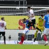 Die frühe Club-Führung nutzt am Ende nichts: Nürnbergs Patrick Erras (vierter von links) springt höher als Kiels Jonas Meffert und trifft per Kopf zum 1:0. Nach dem Ausgleich der Kieler muss das Team von Jens Keller in die Relegation gegen den Drittliga-Dritten. 
