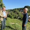 Bernd Rützel (links) und Pit Kallmeyer am Fuß der Burg Rieneck.