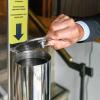 In diesen Behälter kommt das Desinfektionsmittel für die Handdesinfektion. In diesen Behälter kommt das Desinfektionsmittel für die Handdesinfektion.