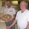 Für Erich Lange (rechts), der nach 50 Jahren den Riedenheimer Betrieb 

verlässt, hat der Chef Johannes Roth ein Abschiedsgeschenk gebacken.