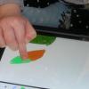 Lucys Lieblingstier ist der Hase. Für ihn malt sie eine Karotte auf das Tablet. Lucys Lieblingstier ist der Hase. Für ihn malt sie eine Karotte auf das Tablet.