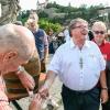Der ehemalige Landrat Eberhard Nuß (links) zapft ein Glas für Würzburgs früheren Bürgermeister Adolf Bauer: Am Freitagabend gab es auf der Alten Mainbrücke einen kleinen Ersatz-Bieranstich zu Kiliani.