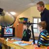 Im Dettelbacher Kindergarten "Haus für Kinder St. Sebastian" werden die digitalen Medien besonders für ein Vulkanprojekt genutzt. Der Wissenschaftler Valentin Troll, der an einer schwedischen Universität lehrt, unterstützt die Kinder dabei aus der Ferne. Der Mediencoach Frank Findeiß (im Bild) sowie Lasse und Jakob bereiten eine Aktion für das Projekt vor.