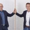 Präsidentenwechsel mit Plexiglasscheibe beim Lionsclub: Wolfgang Rottmann (links) gab das Amt weiter an Michael Schlegelmilch.